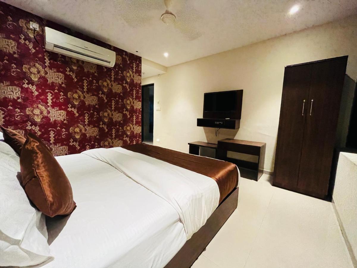 Hotel Nova Vesu Surat Exterior photo
