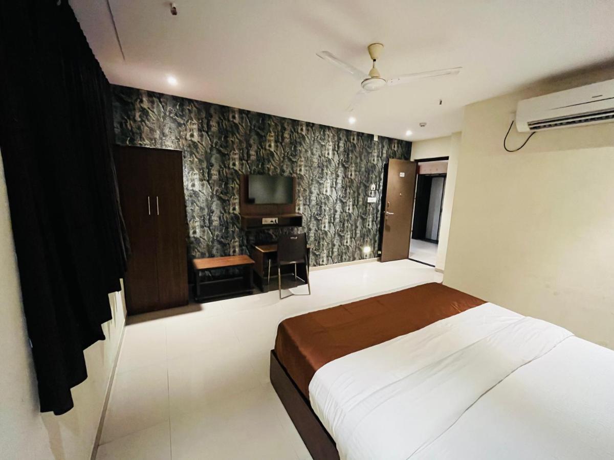 Hotel Nova Vesu Surat Exterior photo